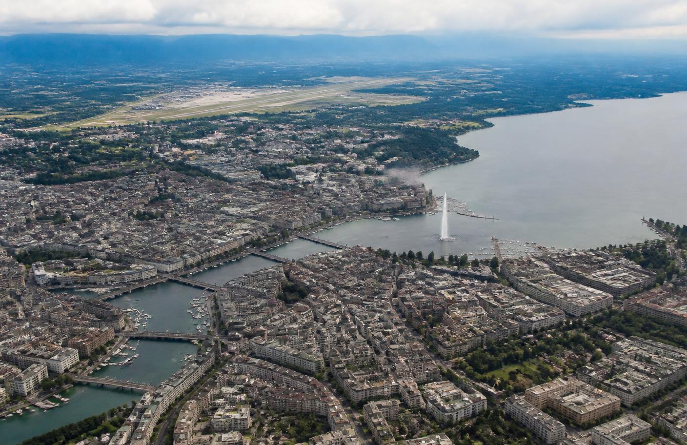 Vue aérienne de Genève et de la plaine de l'aéroport